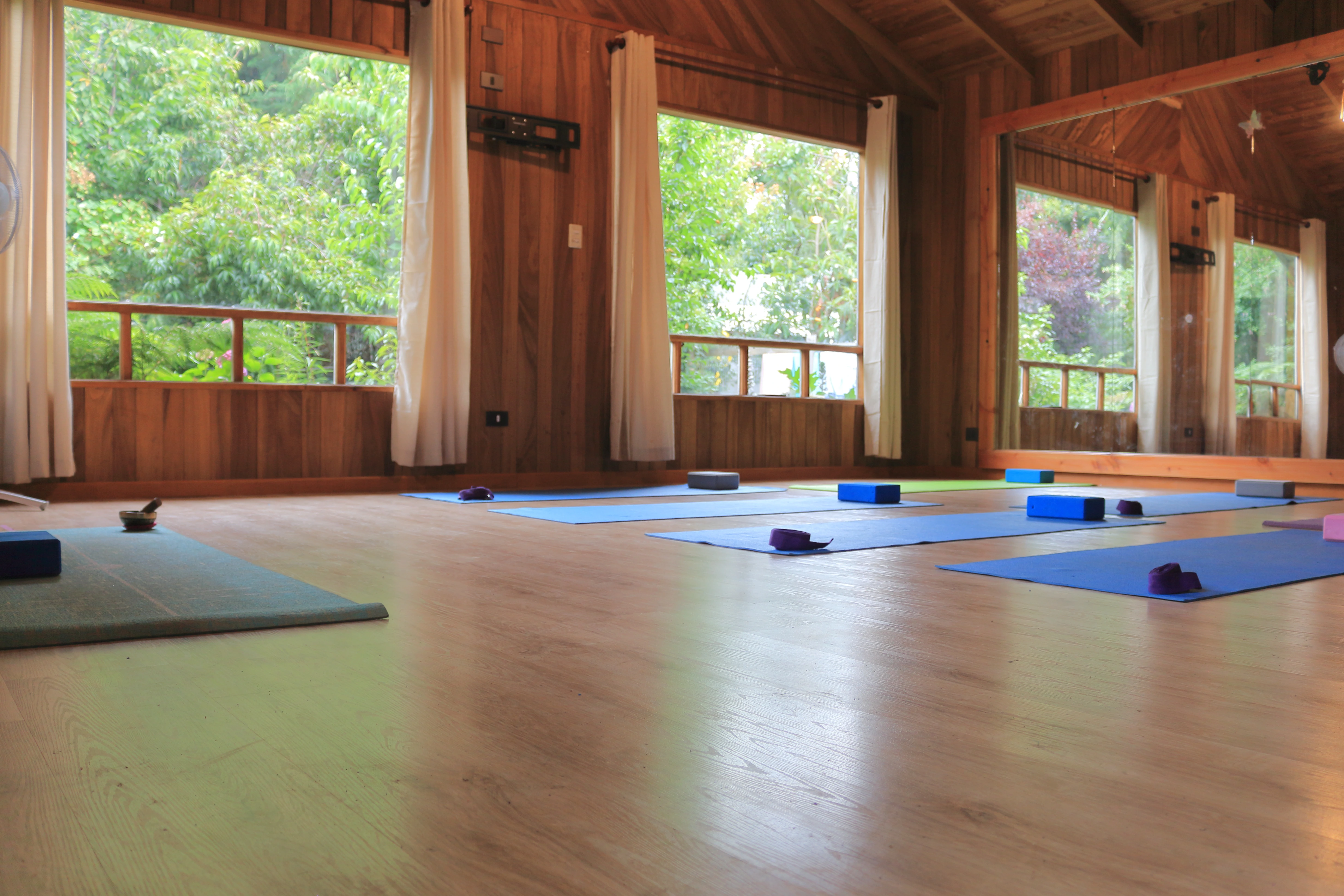 Sala de yoga con implementos